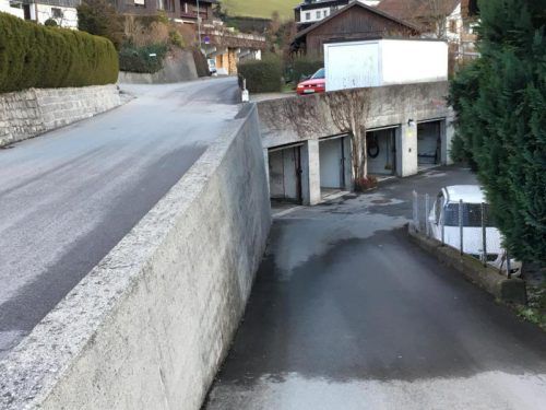 Zunächst war die Mauer am Haldenweg nicht abgesichert.