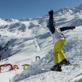 Auf nur einem Ski über die Ziellinie