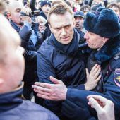 Kremlkritiker Nawalny nach Demo zu Arrest und Geldbuße verurteilt