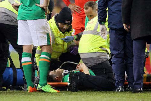 Noch auf dem Spielfeld kümmerten sich die Ersthelfer um Irlands Kapitän Seamus Coleman. Foto: AFP