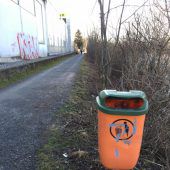 Restmüll achtlos in die Natur geworfen