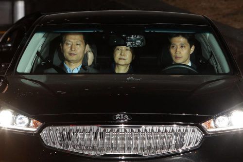 Park Geun Hye fuhr in der schwarzen Limousine zur Haftanstalt. afp