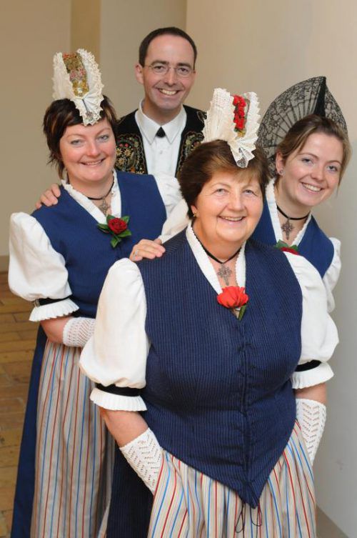 Pater Kolumban mit seiner musizierenden Familie. Foto: Propstei
