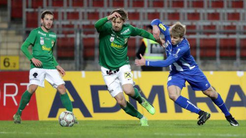 Peter Haring (M.), im Duell um den Ball mit dem Linzer Tobias Pellegrini, ist eine fixe Größe in der Lustenauer Innenverteidigung. Foto: gepa