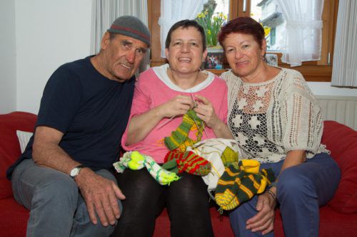 Petra Schallert hier mit ihren Eltern Anton und Christine, ist eine Autistin. Foto: VN/Hofmeister