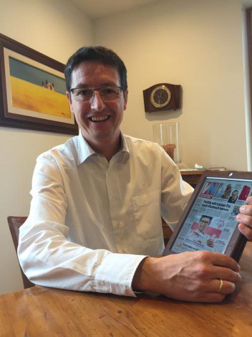 Philipp Graninger aus Dornbirn hat die digitalen VN auf dem Tablet immer griffbereit. Foto: VN/Schuster