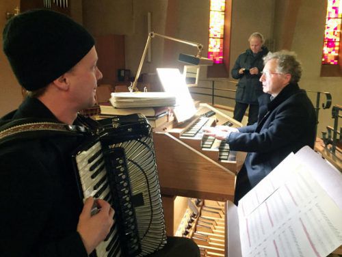 Philipp Lingg und Organist Arnold Meusburger bestritten den musikalischen Teil des Charity-Abends. Foto: Fritsche