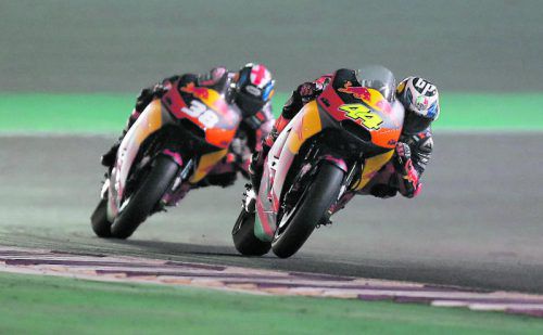 Pol Espargaro (r.) und Bradley Smith erfüllten bei der WM-Premiere in der MotoGP-Kategorie die Erwartungen von KTM. Foto: apa