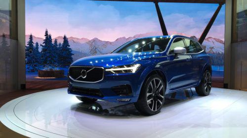 Schickes SUVIn Sachen Stil und Eleganz setzt der neue XC60 im Segment der Mittelklasse-SUV Maßstäbe und will so seine Führungsrolle verteidigen. Unter dem schicken Blechkleid gibt es jede Menge Hightech im Dienste der Sicherheit und Effizienz. Marktstart ist im dritten Quartal. Die Preise beginnen bei 48.304 Euro (190 PS Allrad).