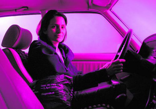 Schon Platz genommen: Künstlerin Claudia Larcher im offiziellen Auto des Diagonale-Filmfestivals. Foto: Wanko
