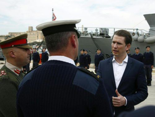 Sebastian Kurz besichtigt ein Frontex-Schiff in Malta. Apa