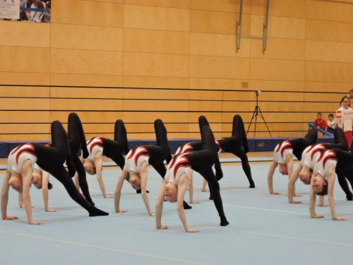 So geht ein Bogen: Beim Teamturnen sind alle perfekt aufeinander abgestimmt. Foto: TS Lustenau