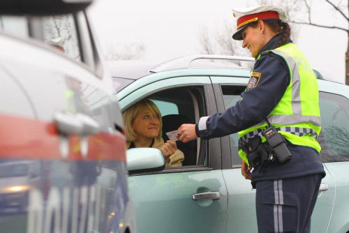 So geht’s am besten: freundlich und wenn möglich ohne Verkehrsverstöße. Foto: Vn/Hofmeister