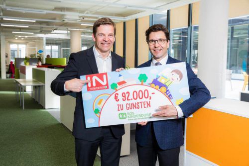 Spendenscheck-Übergabe: Interspar-GF Mag. Markus Kaser (r.) und SOS-Kinderdorf-Geschäftsführer Mag. Christian Moser.