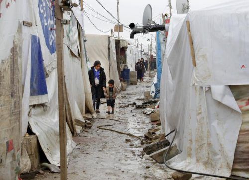 Syrische Kinder, die vor dem Krieg in ihrem Heimatland geflohen sind, laufen durch ein Lager im Libanon. Foto: AFP