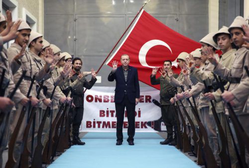 Türkische Staatsbürger im Ausland könnten für Erdogans Referendum den Ausschlag geben. Foto: AP