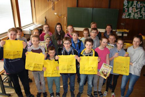 Viele Egger Schülerinnen und Schüler beteiligen sich an der Sammel­aktion für das Vorarlberger Kinderdorf Kronhalde.  wam