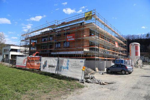 Im Tostner Langäckerweg entstehen bis Oktober 18 gemeinnützige Wohnungen der Vogewosi. Foto: etu