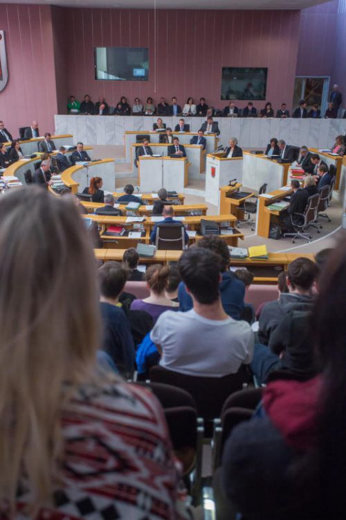 Volles Hohes Haus im Landtag in der Aktuellen Stunde zum Weltfrauentag. Auch über den Familienzuschuss wurde diskutiert. Fotos: VN/Steurer
