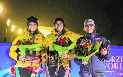 Zoll-Slalomgold an Liensberger (r.), Silber für Katharina Gallhuber.