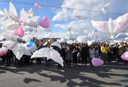 Zum Gedenken an die Opfer ließen viele Angehörige Ballons in Form von Tauben in die Luft steigen. Foto: ap