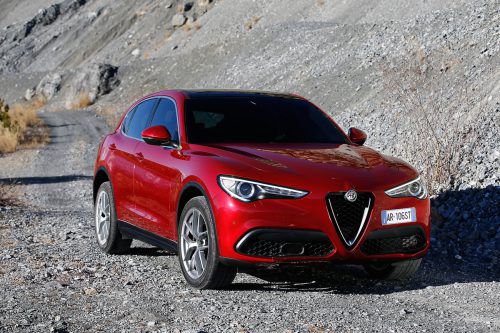 Alfa Romeo Stelvio: Im Vordergrund steht die Sport-Performance, moderates Gelände kann er aber auch. Foto: werk