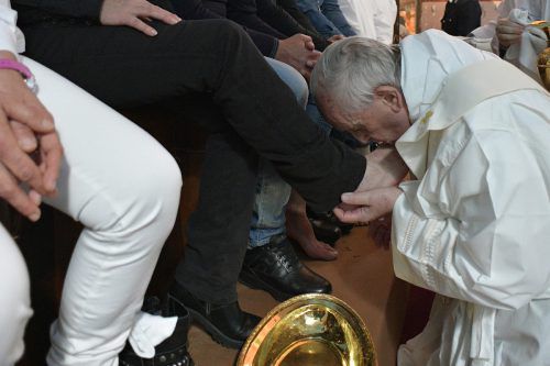 Am Gründonnerstag nahm Papst Franziskus in der Haftanstalt Paliano die traditionelle Fußwaschung vor. Foto: ap
