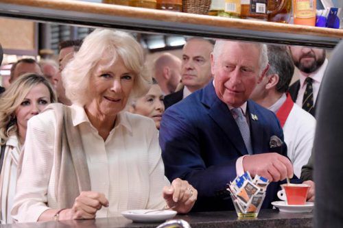 Am Montag ließen sich Camilla und Charles auf dem Sant’ Ambrogio-Markt in Florenz unter anderem einen Espresso schmecken. Foto: APA