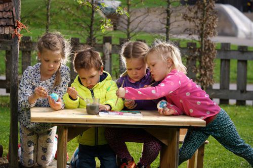Am Osterwochenende müssen sich auch Lea (5), die Zwillinge Lilly und Livia (4) sowie Fynn (3) warm anziehen. Foto: Berchtold