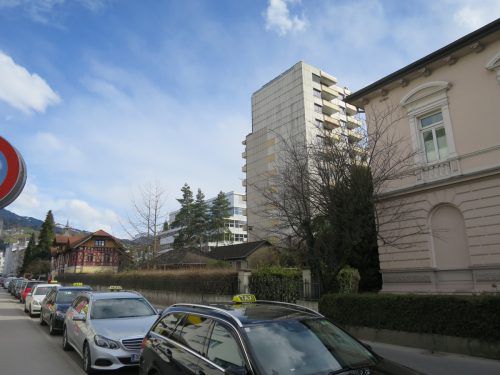 An die fensterlose Fassade des Bahnhofhochhauses in Dornbirn wird ein Hotel angebaut. Fotos: ha