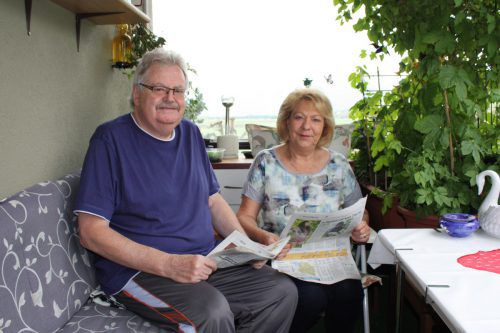 Auch auf dem heimatlichen Balkon lesen die beiden reiselustigen Rentner gerne die Vorarlberger Nachrichten. Foto: doh