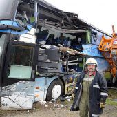 Bus mit Kran kollidiert: 15 Personen verletzt