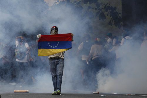 Bei den Protesten gegen Maduro nimmt die Gewalt immer mehr zu.  AP