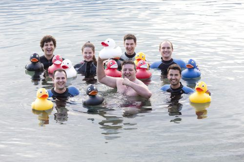 Bei den Vorbereitungen stieg das Organisationsteam in den Rankler Paspels-See. Foto: Netz für Kinder