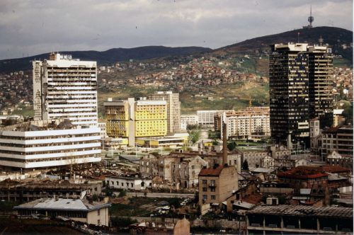 Belagertes Sarajevo: Vor dem Parlament (weißes Gebäude) und dem Holiday Inn (gelbes Gebäude) wurde am 6. April 1992 demonstriert. HRJ