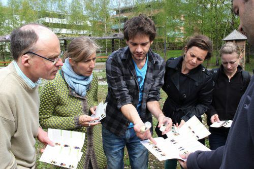 Bernhard Schneller informiert über die Wildbienen. Veranstalter