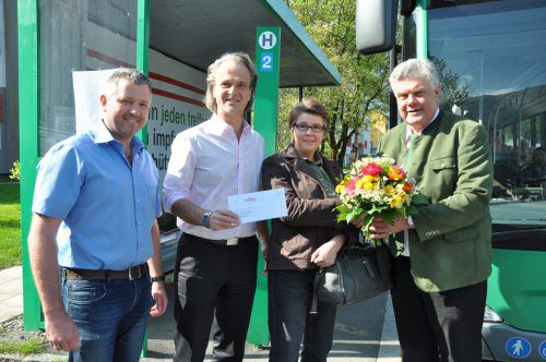 Bettina Bitschnau durfte sich über ein Maximo-Ticket des Verkehrsverbunds Vorarlberg freuen. Foto: Stadt