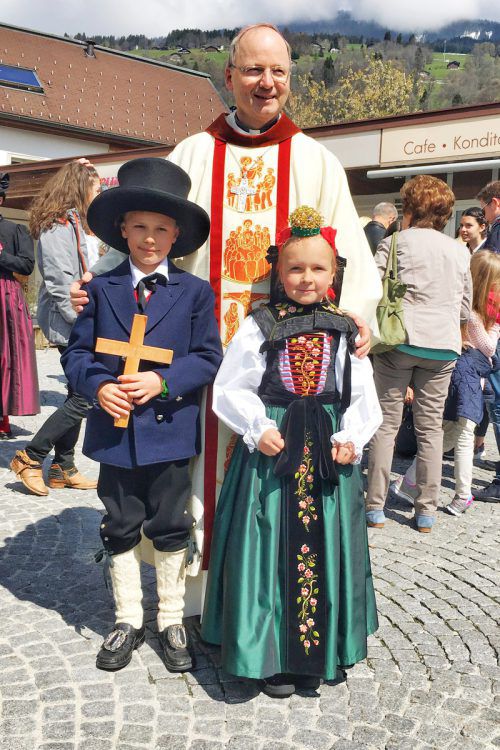 Bischof Benno freute sich, mit den vielen in Montafoner Tracht gekommenen Erstkommunikanten in Schruns zu feiern. Foto: Str