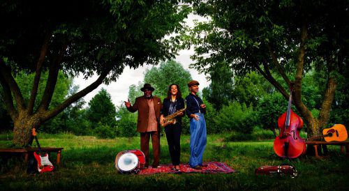 Blues Caravan. Man nehme einen ausgelassenen Londoner Soulmusiker, füge ein Stimmwunder aus den Südstaaten hinzu und runde es schließlich noch mit einer vielversprechenden Sängerin und Saxofonistin aus Philadelphia ab. foto: blues caravan