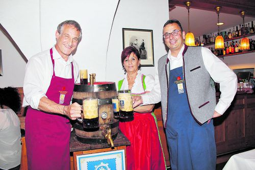 Bürgermeister Markus Linhart mit Brigitte und Michael Salzgeber. wam