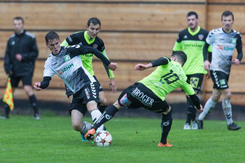 Das Derby zwischen Alberschwende und Bizau war wie gewohnt umgekämpft. Die rund 500 Zuschauer im Bergstadion Bizau bekamen bei nasskaltem Wetter ein aufregendes Spiel geboten. Foto: vn/sams