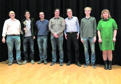 Das Meisterteam des SK Hohenems in der höchsten regionalen Schachliga (v. l.): Reinhard Kuntner (Obmann ) mit Julian Kranzl, Robert Sandholzer, Philipp Lins, Guntram Gärtner, Emilian Hofer und Olga Kurapova. Foto: Verein