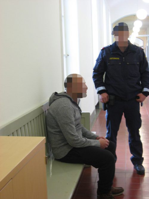 Der Angeklagte wartet vor dem Verhandlungssaal auf seinen Prozess. Ihm wird räuberischer Diebstahl angelastet. Foto: Eckert