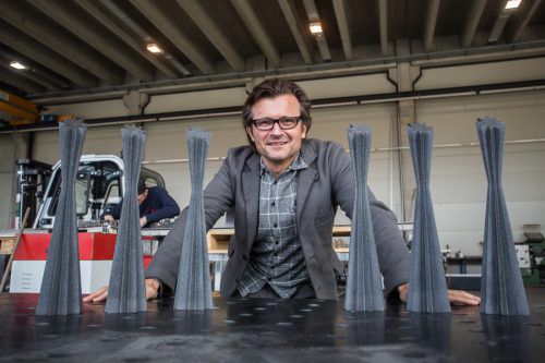 Der Künstler Marbod Fritsch mit von ihm gestalteten Trophäen. Bald stellt er auf der Ruine Alt-Ems aus. Foto: VN/Steurer