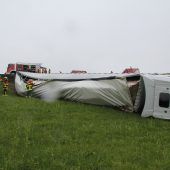 Lkw stürzt Hang hinab