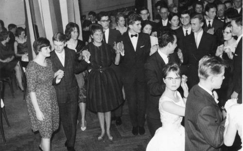 Der Tanzkursabschluss 1959 lockte viele Tänzer aufs Parkett.