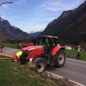 Traktor verliert Bagger auf Klostertalerstraße