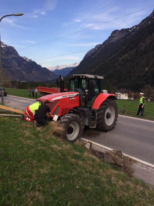 Der Traktor wurde angehoben und kam quer zur Fahrbahn an einer angrenzenden Gartenmauer zum Stehen. Foto: Polizei