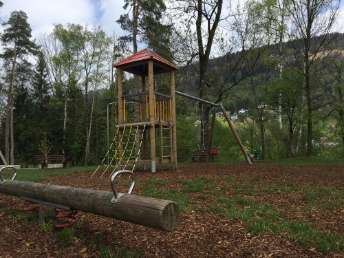 Der Wolfurter Spielplatz an der Ache ist gepflegt und schön gelegen. Foto: VN/pes