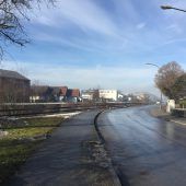 Eine Straße entlang des Flusses